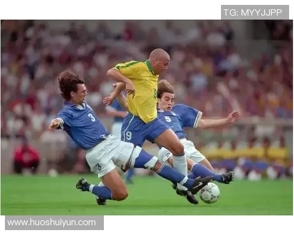 足球明星走路时的帅气瞬间展现他们独特魅力与风采的精彩图片合集